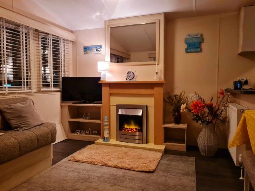 Fireplace and lounge at Little Cabin